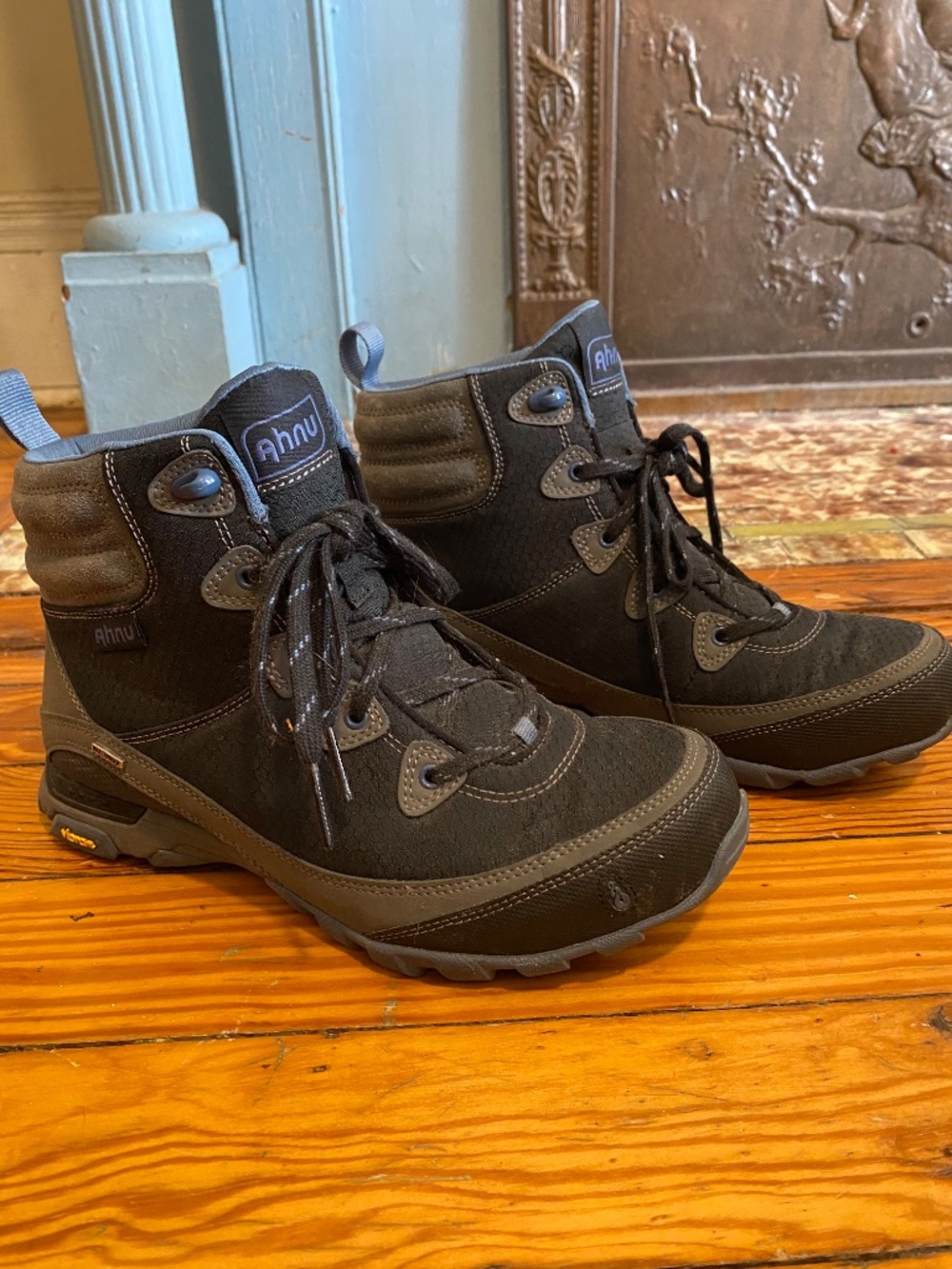Ahnu Sugarpine Women's Black Hiking Boots Waterproof Vibram Sole SIZE 8 - Picture 6 of 8